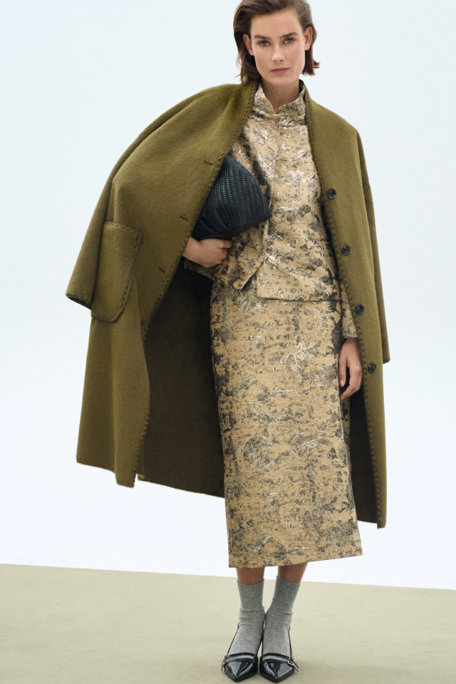 Lookbook: Bleistiftrock mit Jacquardmuster + Bomberjacke mit Jacquardmuster + Langer modischer Mantel + Gewebte Clutch + Slingbackschuhe mit Kitten-Heel-Absatz