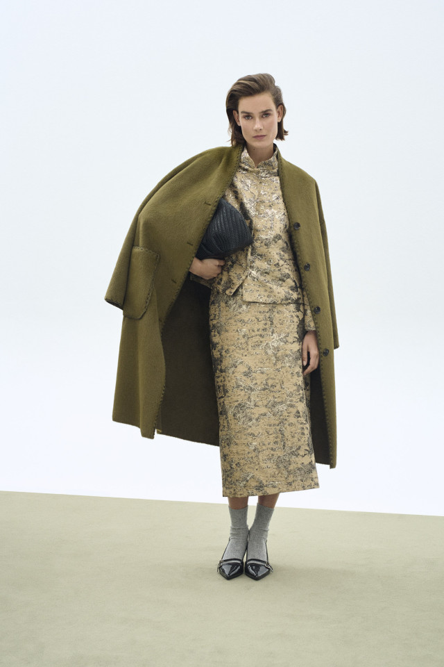 Lookbook: Kokerrok met jacquard motief + Bomberjasje in jacquard motief + Lange modieuze mantel + Gewoven clutch + Slingback met kitten heel + Lurex sokjes