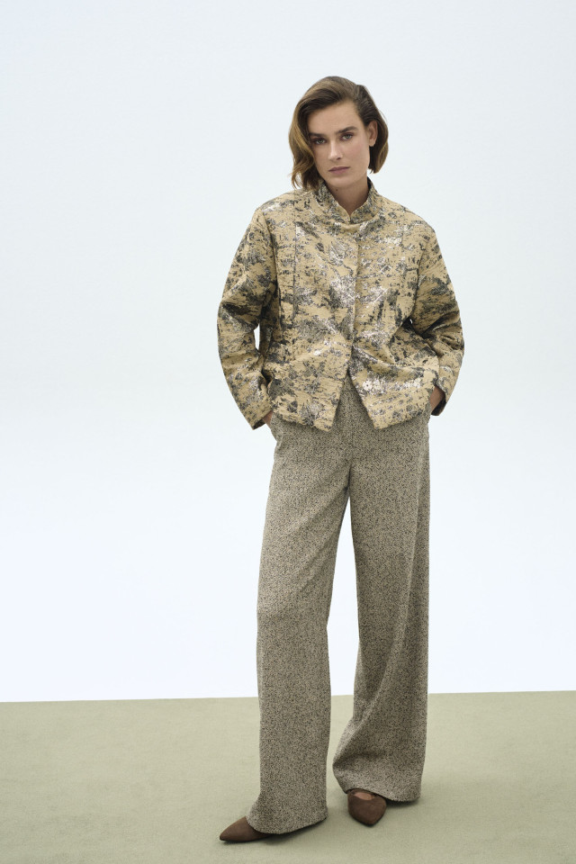 Lookbook: Geklede broek uit bouclette stof + Bomberjasje in jacquard motief + Elegante slingback 