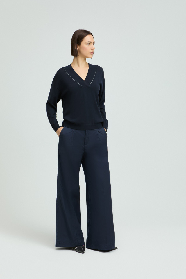 Lookbook: Stretchhose mit weit geschnittenem Bein + T-Shirt mit femininem V-Ausschnitt + Slingbackschuhe mit Kitten-Heel-Absatz