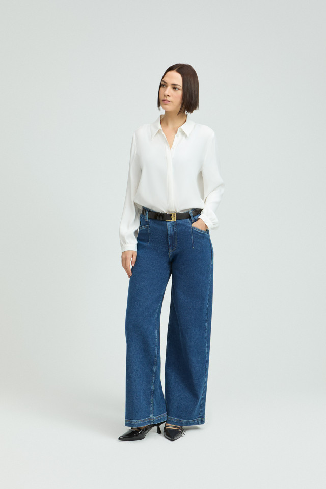 Lookbook: Elegante blouse met hemdkraag + Jeansbroek met wijde pijpen + Elegante lederen riem + Slingback met kitten heel