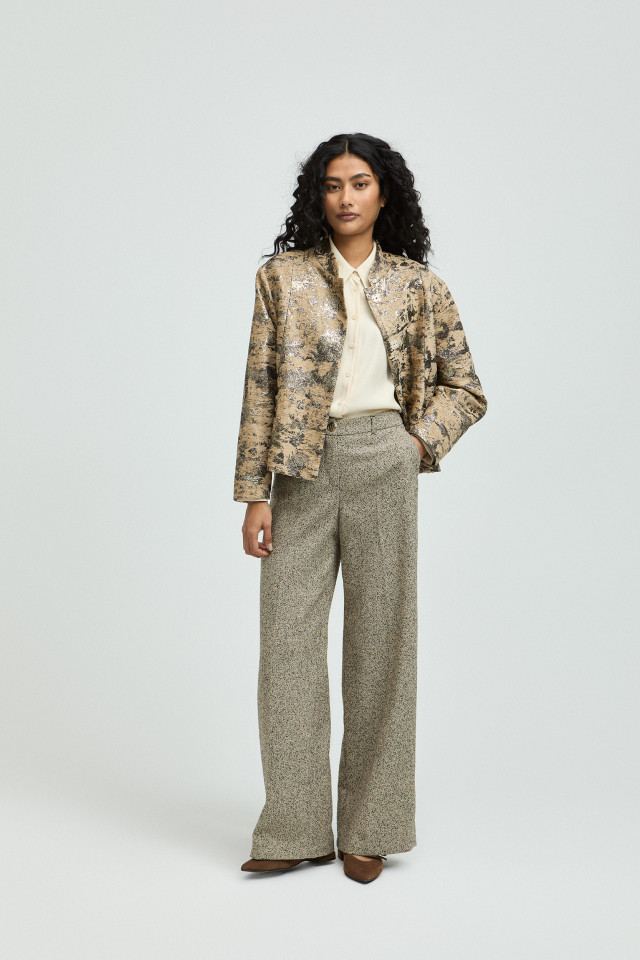 Lookbook: Geklede broek uit bouclette stof + Hemdblouse met knopen + Bomberjasje in jacquard motief + Elegante slingback 