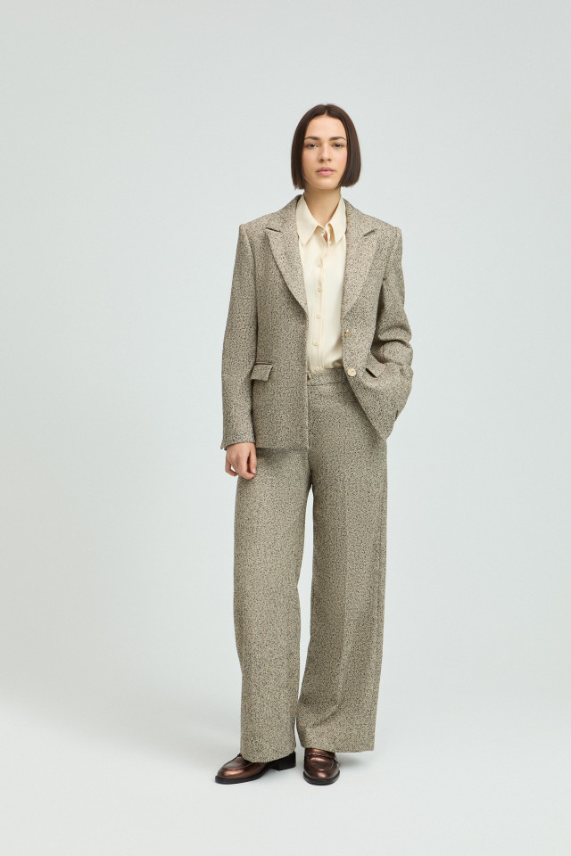 Lookbook: Geklede broek uit bouclette stof + Hemdblouse met knopen + Geklede blazer uit bouclette stof + Stijlvolle loafers