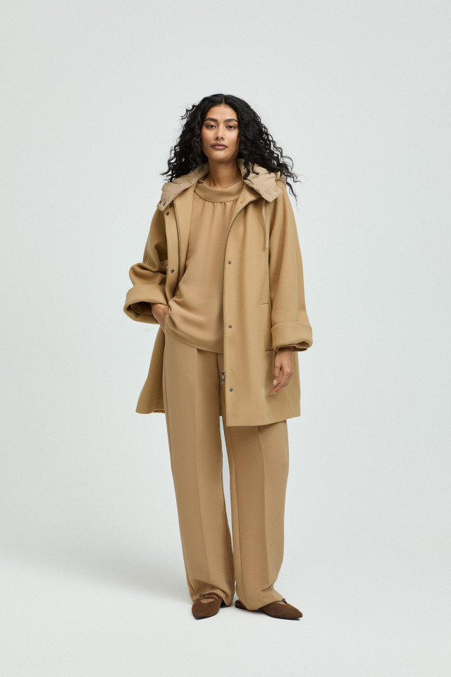 Lookbook: Blouse met knoopdetail aan mouw + Geklede broek met wijde pijpen + Elegante slingback  + Halflange mantel 