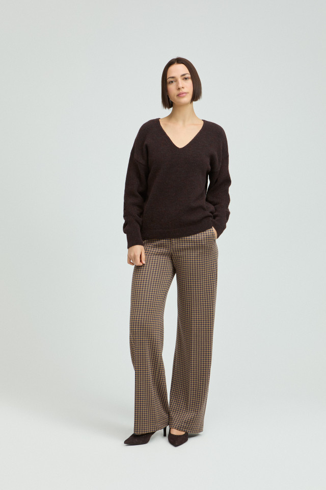 Lookbook: Soepelvallende geklede broek + Losse pul met V-hals + Elegante pumps 