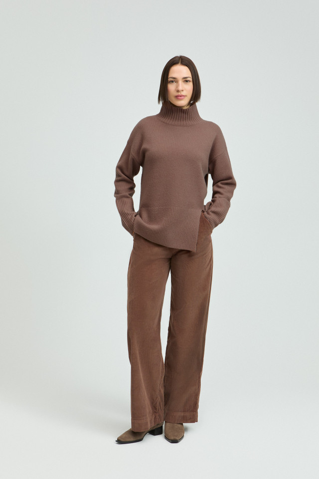 Lookbook: Oversized pullover  + Suede ankle boots + Corduroy trousers