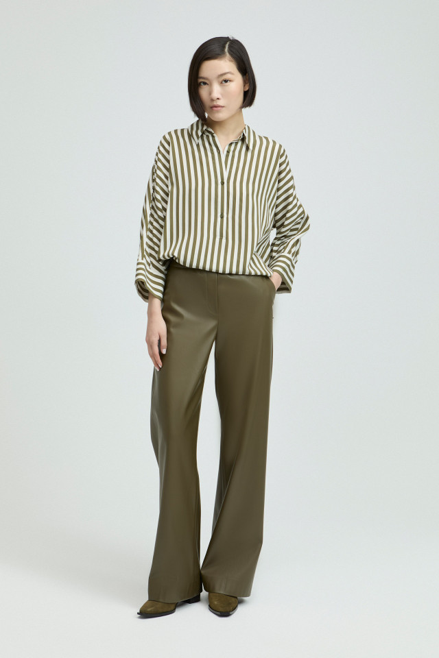 Lookbook: Oversized shirt blouse + Faux leather trousers + Suede ankle boots