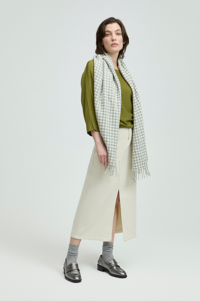 Lookbook: Casual trui in fijne merinowol  + Lange jeansrok met split  + Sjaal met franjes + Stijlvolle loafers + Lurex sokjes