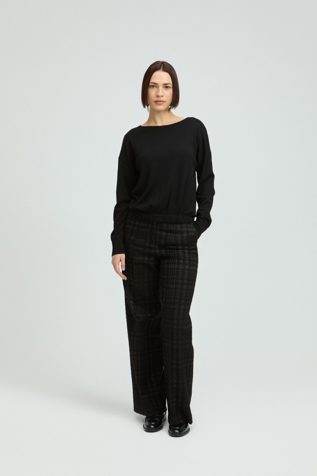 Lookbook: Geklede broek met brede pijpen + Losse wollen trui met boothals + Stijlvolle loafers