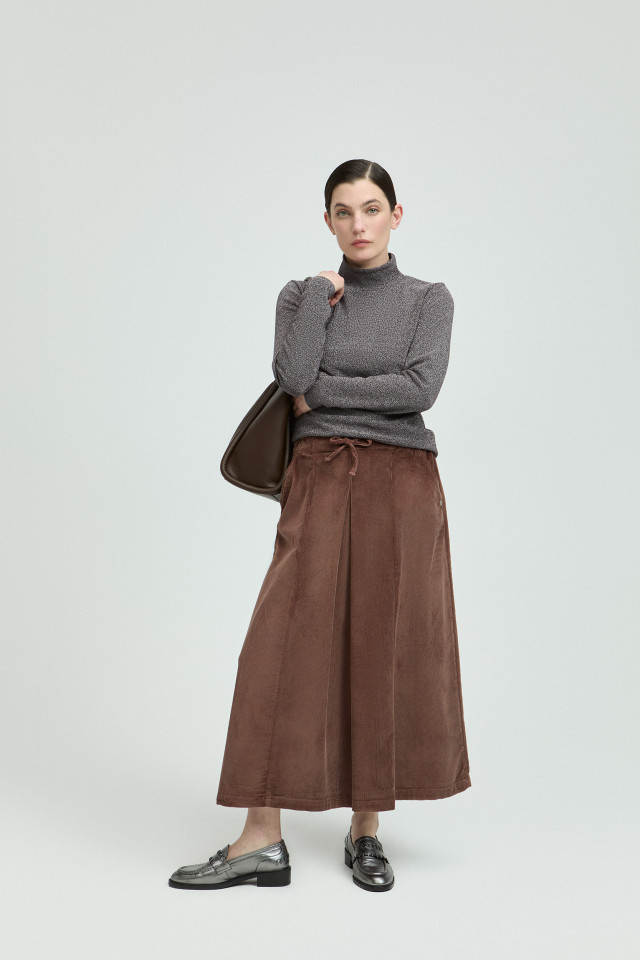 Lookbook: Lurex T-shirt with stand-up collar + Elegant tote bag + Corduroy skirt