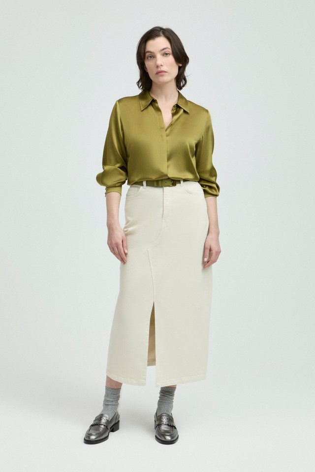 Lookbook: Klassieke hemdblouse in zijde + Lange jeansrok met split  + Stijlvolle loafers + Lurex sokjes