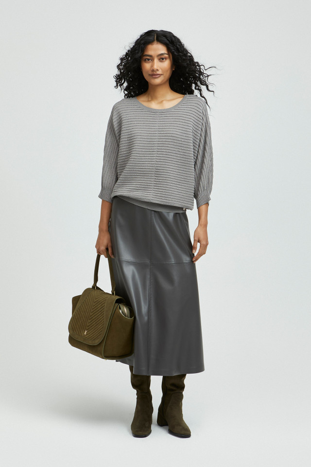 Lookbook: Lange faux leather rok + Trui in lurex met ronde hals + Handtas met suèdelook + Kniehoge laarzen