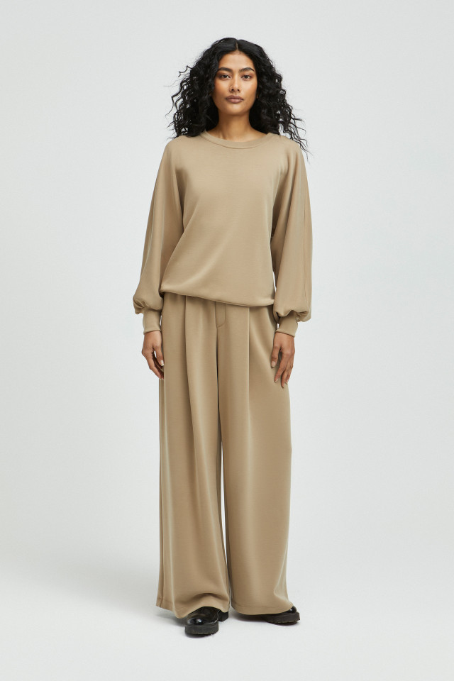 Lookbook: Loungewear jumper + Loungewear trousers + Stylish Chelsea boots  + Warm scarf with fringing