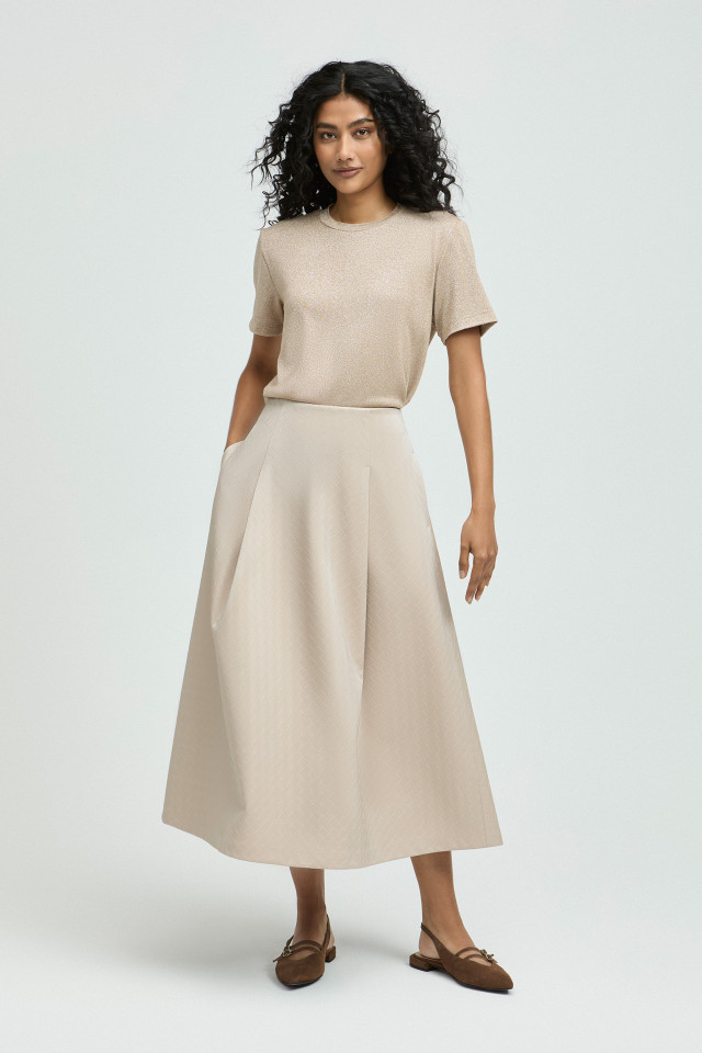 Lookbook: Lurex t-shirt met ronde hals + Elegante slingback  + Basketweave rok 