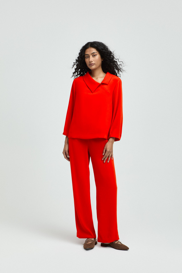 Lookbook: Blouse met asymmetrische kraag + Geklede broek met wijde pijpen + Elegante slingback 