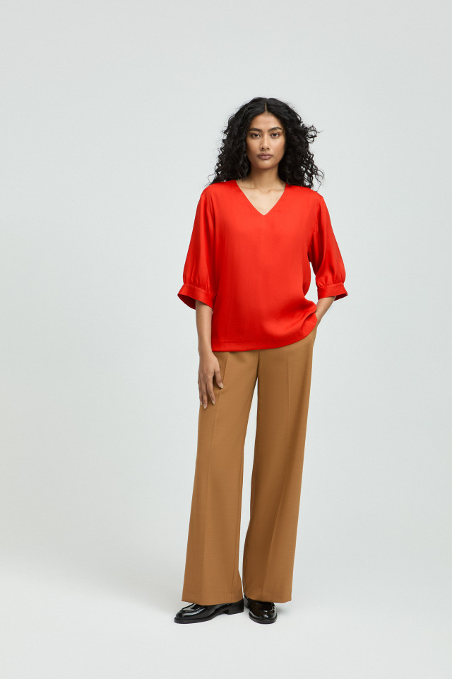 Lookbook: Tailored trousers with straight legs + Blouse with V-neck and loose sleeves + Stylish shoulder bag
