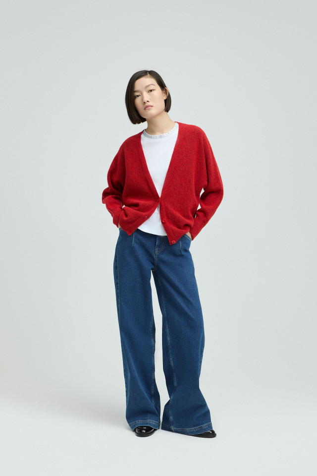Lookbook: Korte gilet met alpacawol  + T-shirt in katoen  + Jeansbroek met wijde pijpen + Stijlvolle loafers