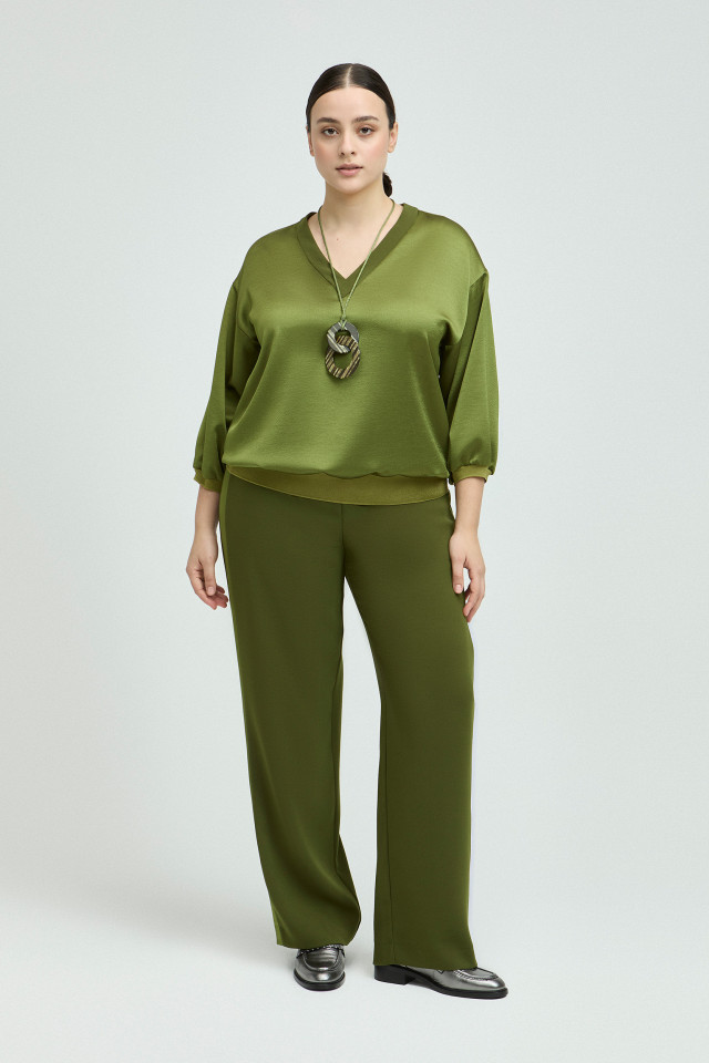 Lookbook: Stijlvolle loafers + Shiny broek  + Lange halsketting met ronde hangers + Blouse met lange mouwen