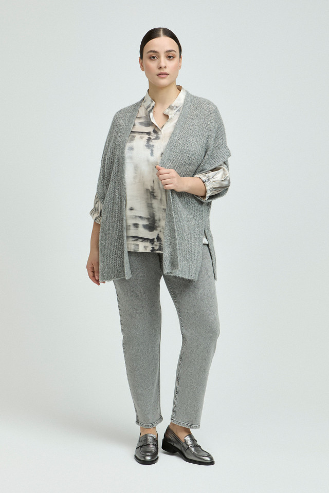 Lookbook: Cape gilet met korte mouwen  + Stijlvolle loafers + Jeans met studs