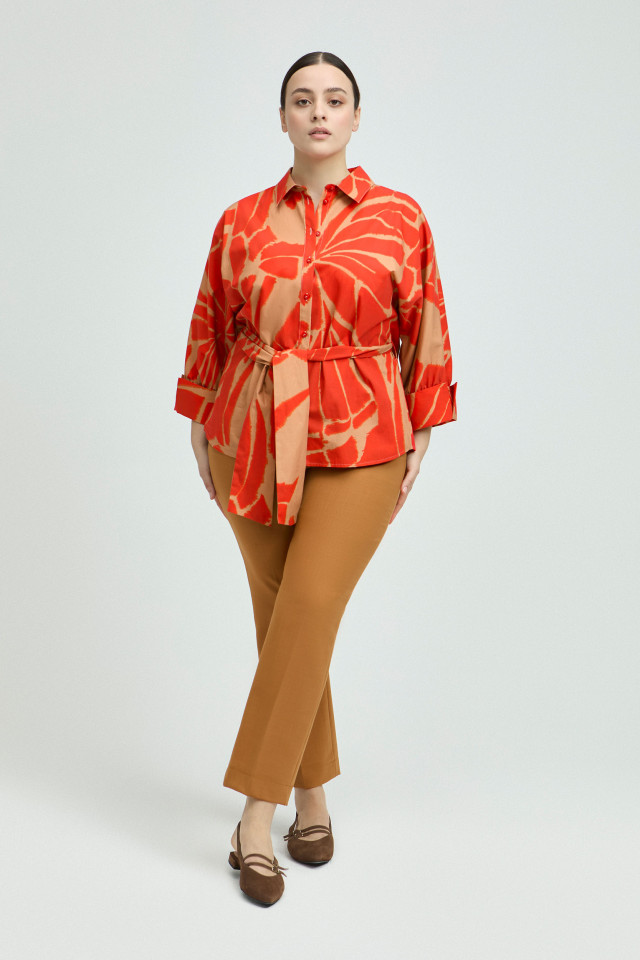 Lookbook: Katoenen blouse met print + Elegante slingback  + Broek met smalle pijpen 
