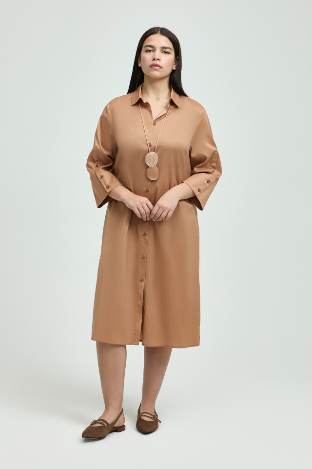 Lookbook: Elegante slingback  + Lange halsketting met dubbele hanger + Hemdjurk met bijhorende binder