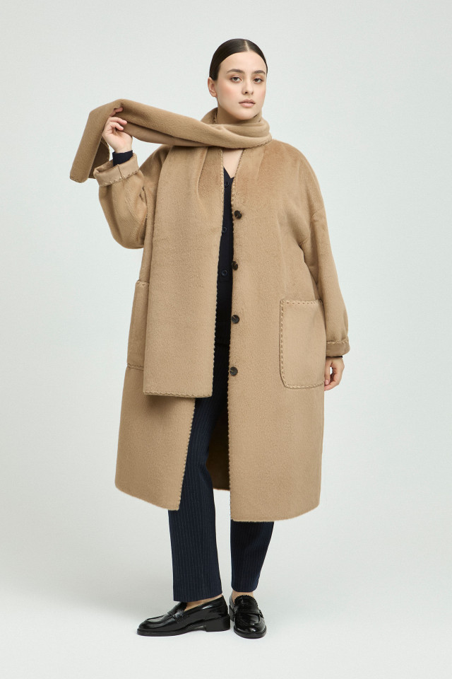 Lookbook: Trui in merinowol met V-hals + Lange modieuze mantel + Elegante handtas  + Stijlvolle loafers + Zachte sjaal  + Comfortabele en stijlvolle broek