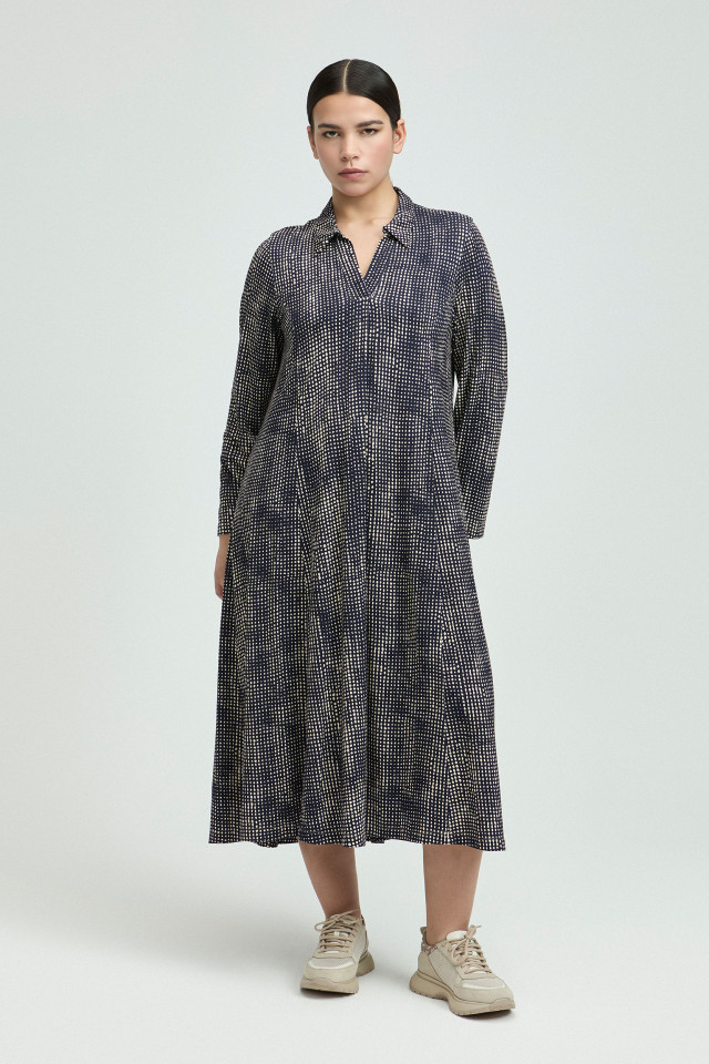 Lookbook: Kleid mit verspieltem Muster + Schal aus Wolle  + Stilvolle Sneaker