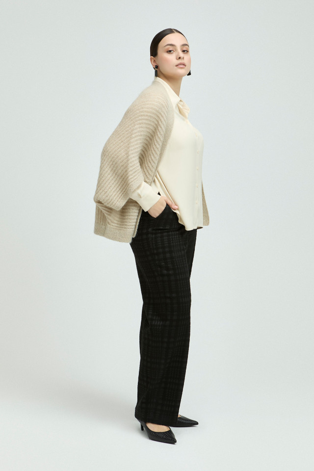 Lookbook: Hemdblouse met knopen + Losgebreide gilet met lurex + Oorbellen met rechthoekige hanger