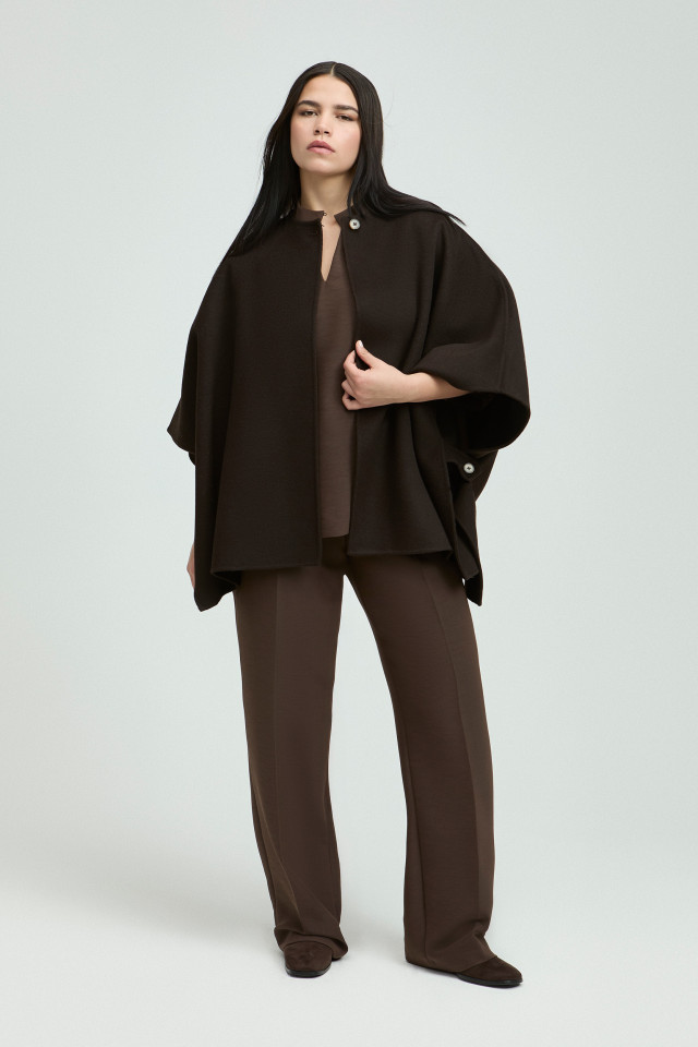Lookbook: Geklede broek met wijde pijpen + Kniehoge laarzen + Cape in double-face stof