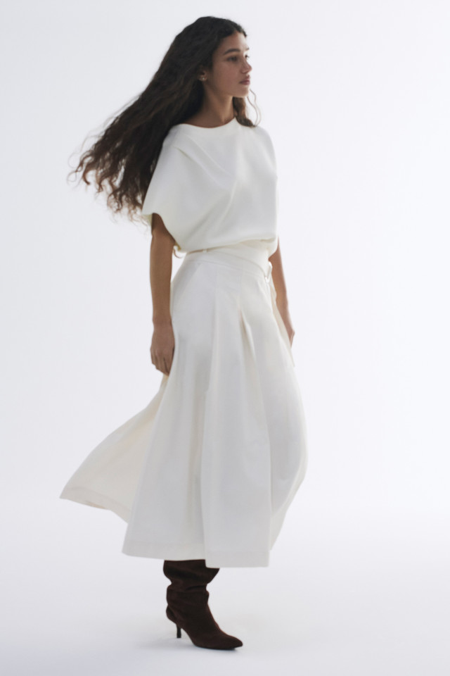 Lookbook: Mouwloze asymmetrische trui + A-lijn rok met hoge taille