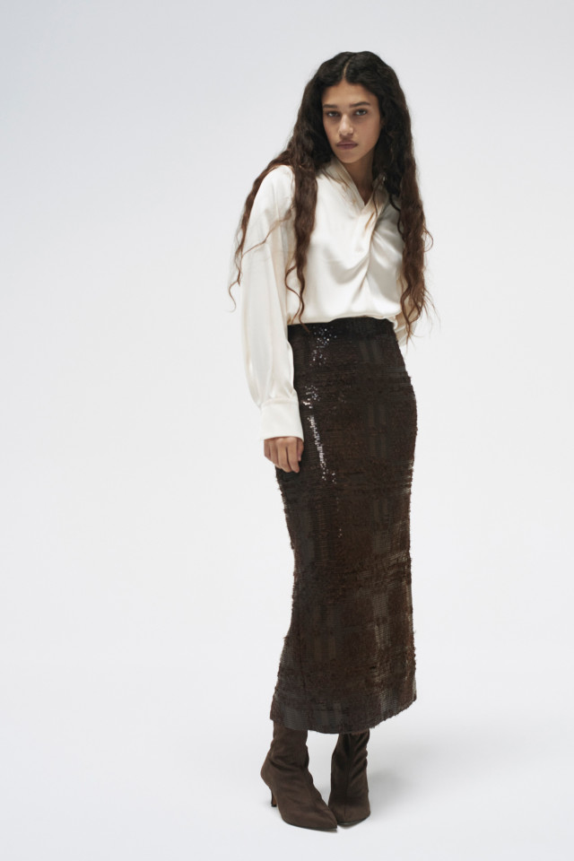 Lookbook: Lange kokerrok met pailletten + Zijden blouse met drapage + Suède enkellaars