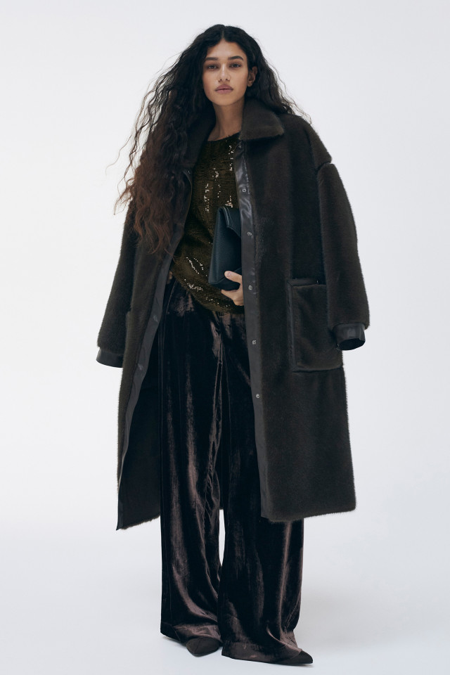 Lookbook: Blouse met pailletten + Velours bandplooibroek + Faux fur mantel + Suède clutch + Suède enkellaars