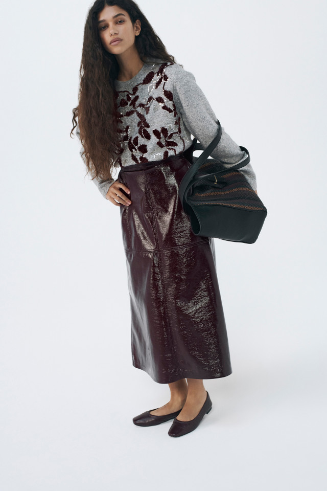 Lookbook: Rok met laklederen look + Trui met broderie + Geweven schoudertas + Elegante ballerina
