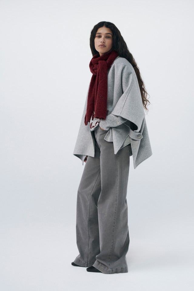 Lookbook: Schal mit Karomuster + Pullover mit Stickerei + Jeans mit weit geschnittenem Bein + Zweiseitiger Umhang + Lederstiefeletten