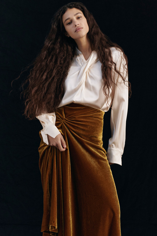 Lookbook: A-Linien-Rock aus Velours + Seidenbluse mit Drapierung
