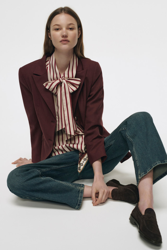 Lookbook: Bluse mit abnehmbarer Schleife + Blazer aus Twill + Jeans mit Tuchdetail + Wildleder-Loafer