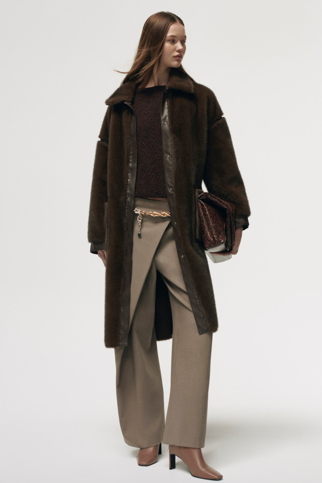 Lookbook: Smart trousers with pleated detail + Voluminous shoulder bag + Leather ankle boots + Interlock chain