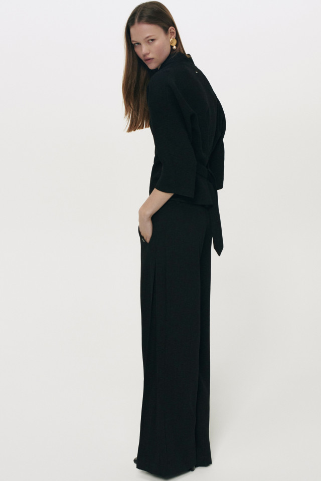 Lookbook: Hose mit weit geschnittenem Bein + Bluse aus Kreppstoff mit Bindeband + Lederstiefeletten