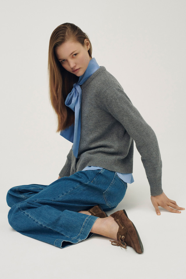 Lookbook: Blouse met strik + Cardigan van merinowol + Jeans met rechte pijpen + Lederen bootschoen