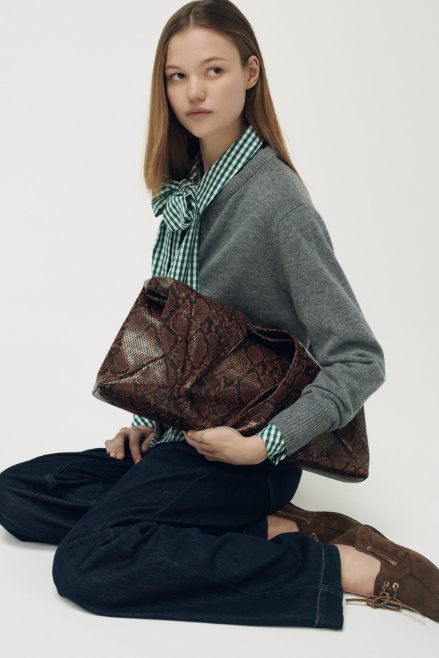 Lookbook: Geruit hemd met afneembare strik + Cardigan van merinowol + Jeans met rechte pijpen + Volumineuze schoudertas + Lederen bootschoen