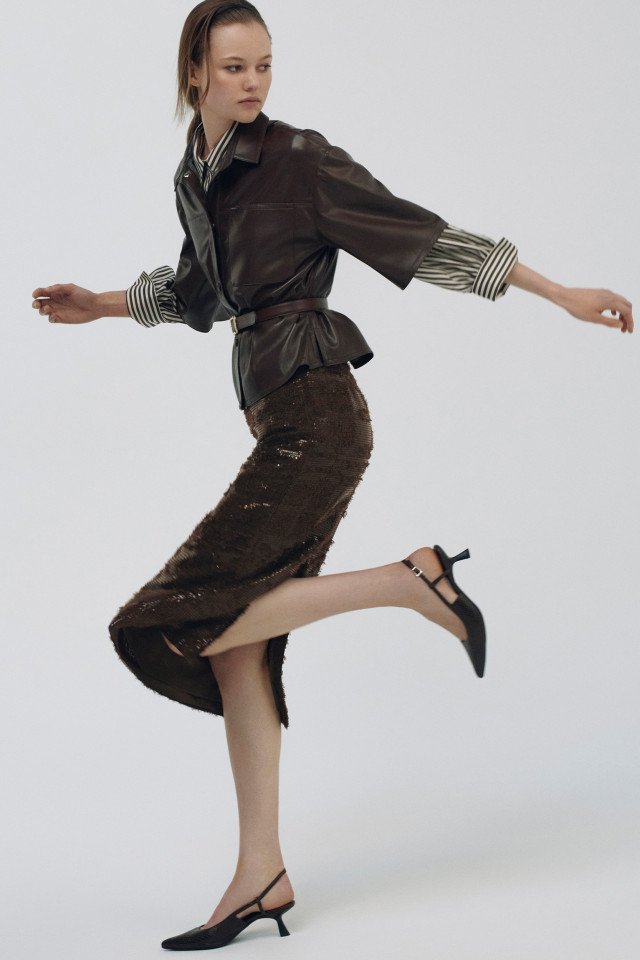 Lookbook: Gestreepte blouse + Faux leather blouse + Lange kokerrok met pailletten + Fijne lederen riem + Lederen slingback