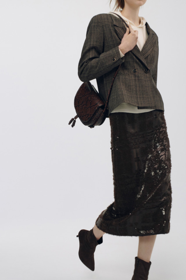 Lookbook: Long pencil skirt with sequins + Checked short blazer + Hood made of merino wool + Crossbody bag with snake print + Suede ankle boots