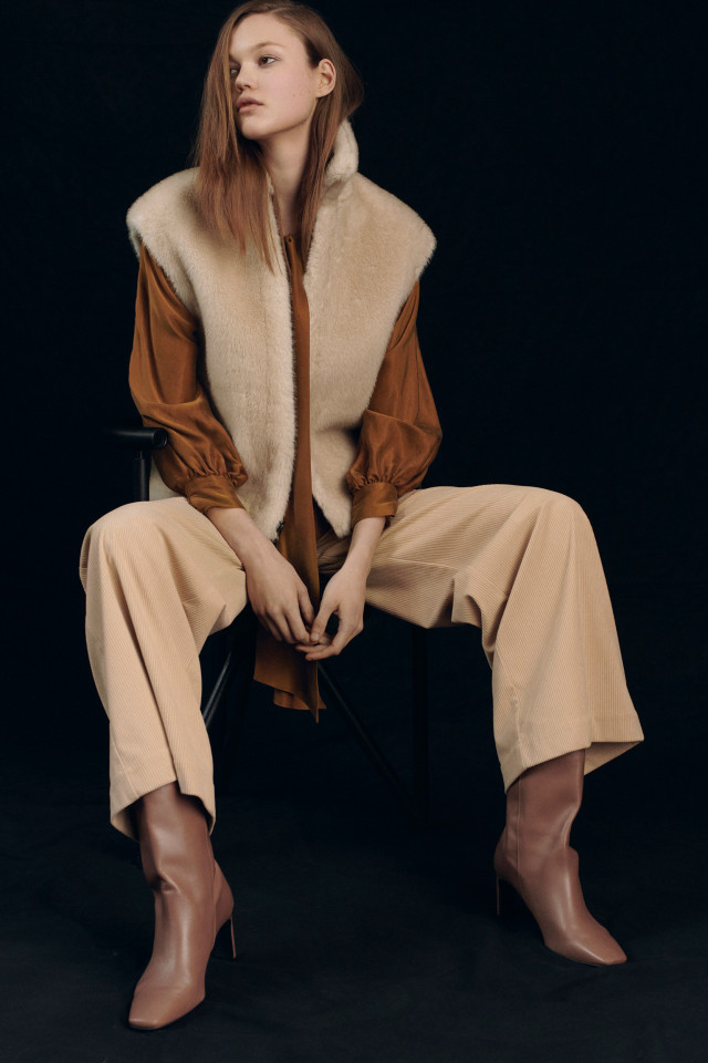 Lookbook: Blouse en soie lavée  + Pantalon en velours côtelé + Veste réversible contenant de la fausse fourrure + Bottillons en cuir