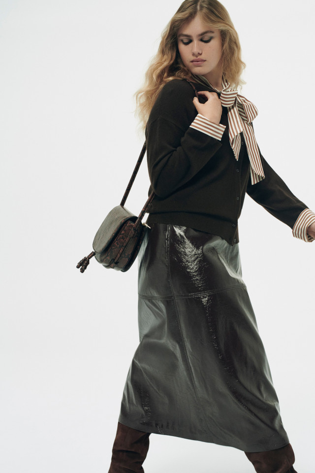 Lookbook: Rok met laklederen look + Cardigan met strik + Crossbody met slangenprint