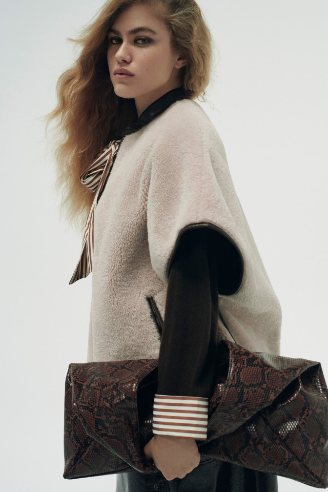 Lookbook: Rok met laklederen look + Cardigan met strik + Cape in teddystof + Volumineuze schoudertas