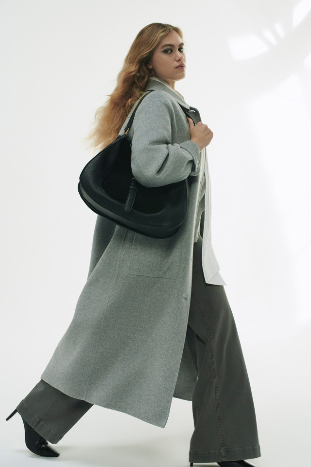 Lookbook: Bluse aus Jerseystoff + Jeans mit weit geschnittenem Bein + Langer Mantel aus Wolle + Umhängetasche aus Kunstleder + Lederstiefeletten