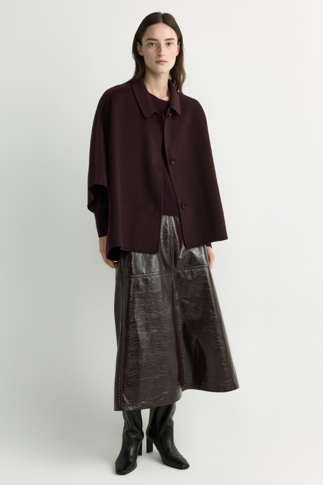 Lookbook: Rock mit Lacklederoptik + Pullover aus Kaschmir-Mix + Zweiseitiger Umhang + Lederstiefeletten