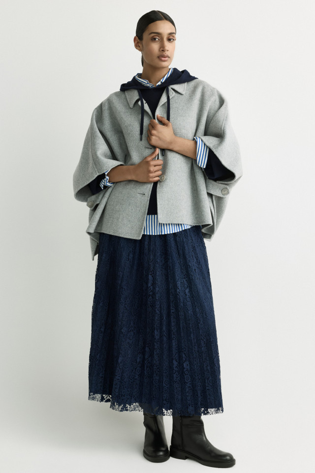 Lookbook: Gestreifte Bluse + Kapuze aus Merinowolle + Zweiseitiger Umhang + Spitzenrock + Hohe Stiefel