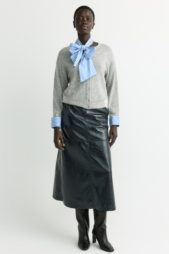 Lookbook: Rok met laklederen look + Cardigan met strik + Lederen enkellaars