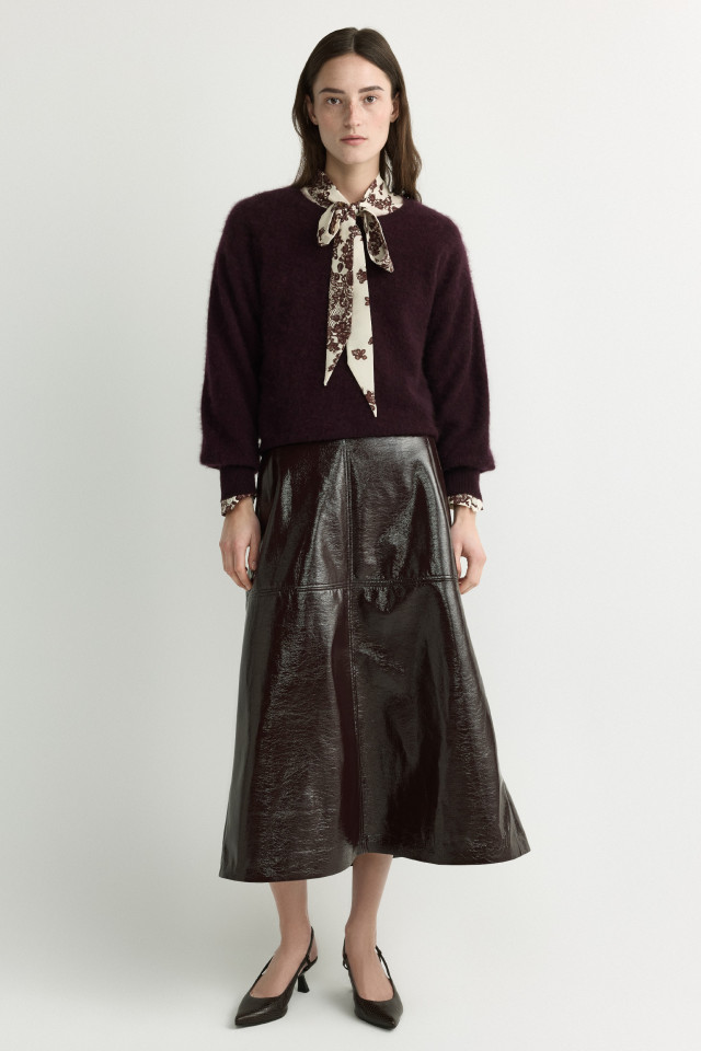 Lookbook: Rok met laklederen look + Blouse met volant + Trui van cashmeremix + Lederen slingback
